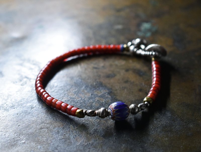 chevron 珠与饴色白爱心、旧吉尔达银饰与奥里萨黄铜、旧印度银饰吊饰的串饰 - 手链/手环 - 玻璃 红色