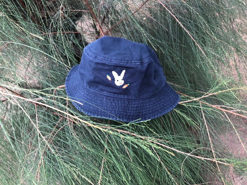 Rabbits Carrots - Bucket Hat / Embroidery / Dark Blue【雙 11 限定】 - 帽子 - 棉．麻 多色