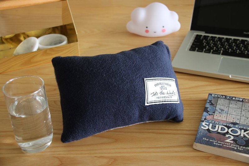 午安枕-深蓝风衣(含枕芯) - 女装西装外套/风衣 - 其他材质 蓝色