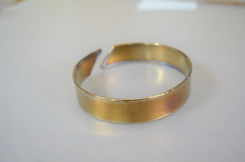 妖精の腕輪・金色の純チタンバングル・内径約65ミリ - 手链/手环 - 其他金属 金色