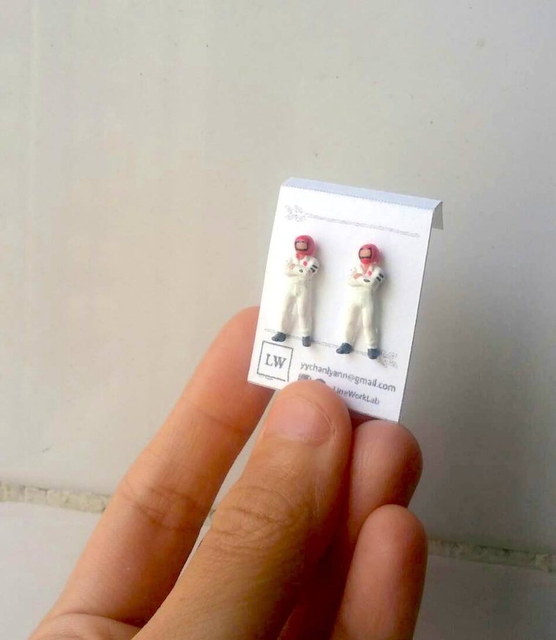 [LineWorkLab]白衣赛车手小人偶耳环 Racer in White Miniature Earrings - 耳环/耳夹 - 塑料 白色