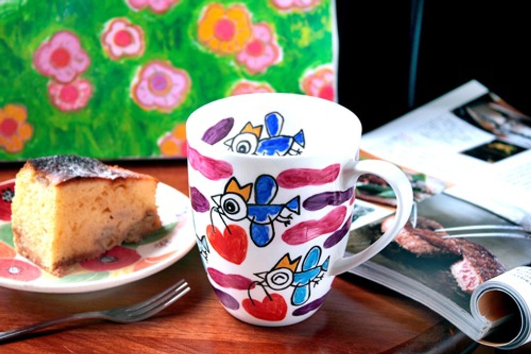 Colorful birds carrying hearts, mugs (L) bone china - 咖啡杯/马克杯 - 陶 