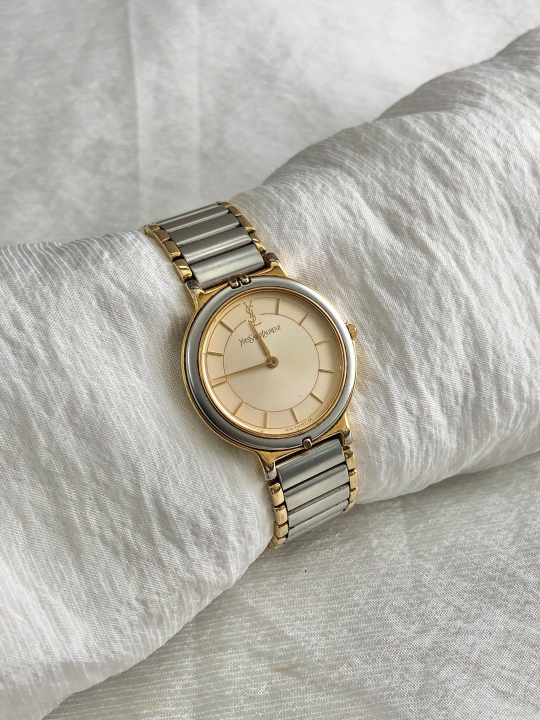【VintageShop solo 日本直送中古包专卖店】Yves Saint Laurent YSL 经典腕表，银色与金色交织，不锈钢表壳，石英机芯。 - 女表 - 不锈钢 银色