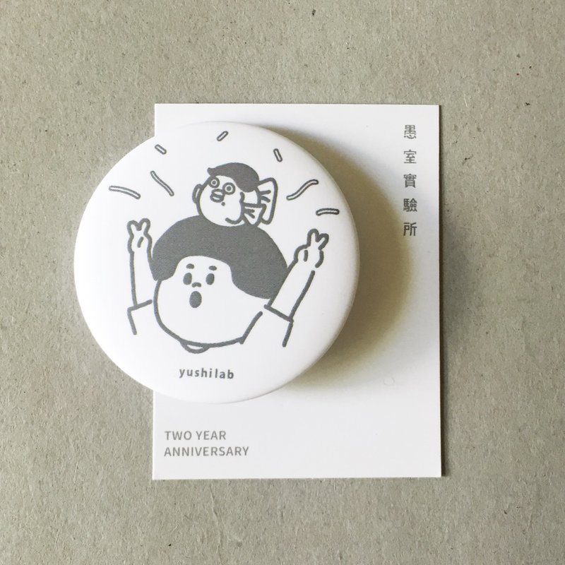 介太两周年纪念徽章-4.4cm马口铁徽章大胸章 - 徽章/别针 - 塑料 