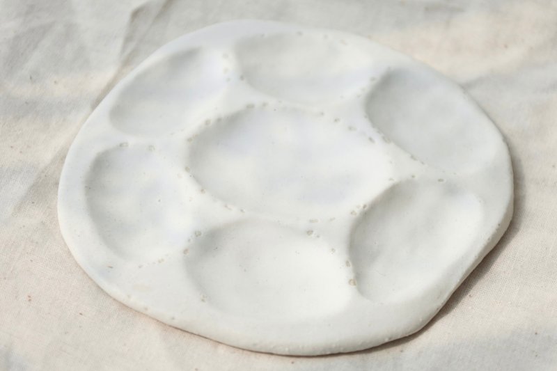 【母亲节礼物】极致雾白釉调色板多分格饰品盘手作陶瓷收纳置物盘 - 收纳用品 - 陶 白色