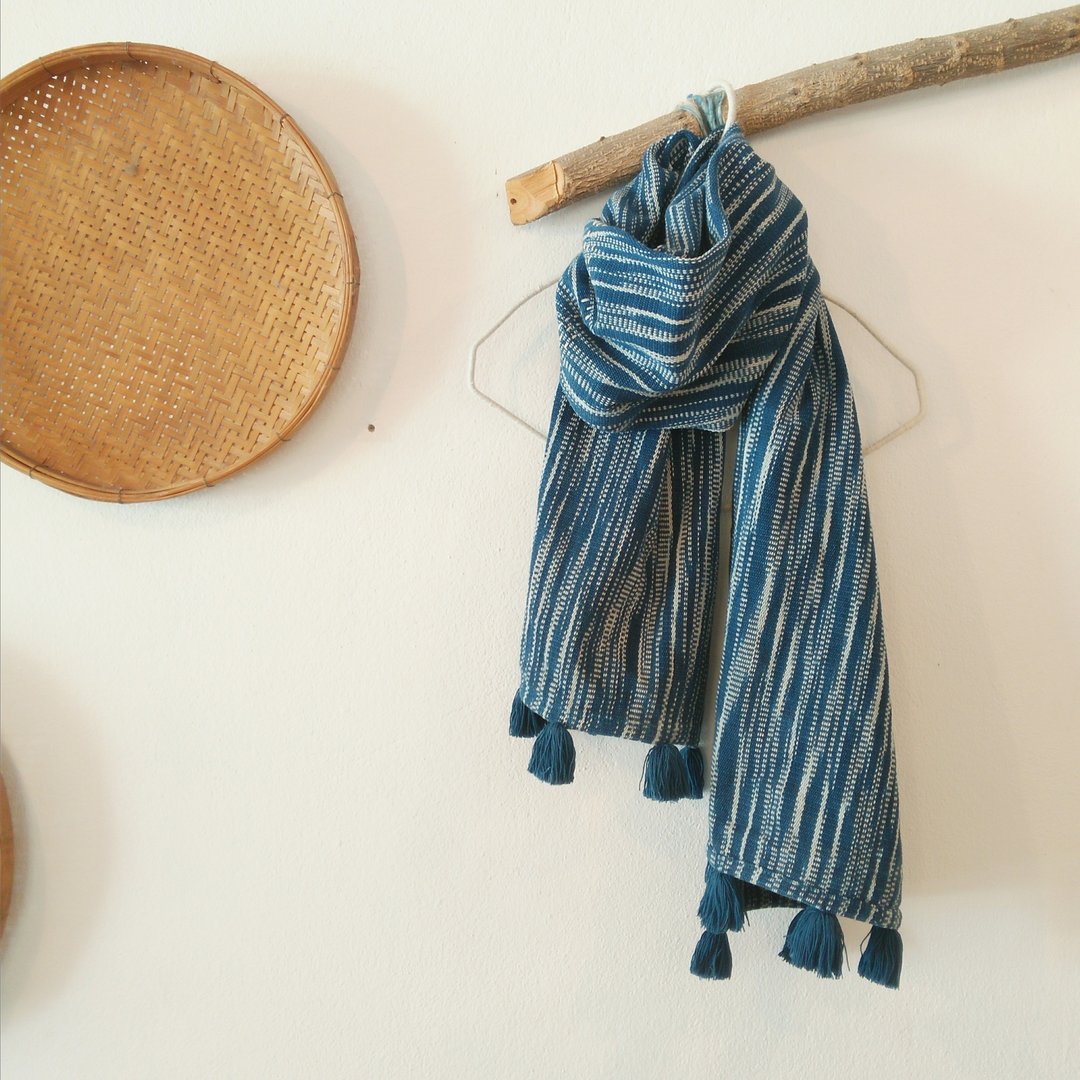 Mottled pattern shawl / indigo and natural white / plant dyeing hand weaving - 围巾/披肩 - 棉 蓝色