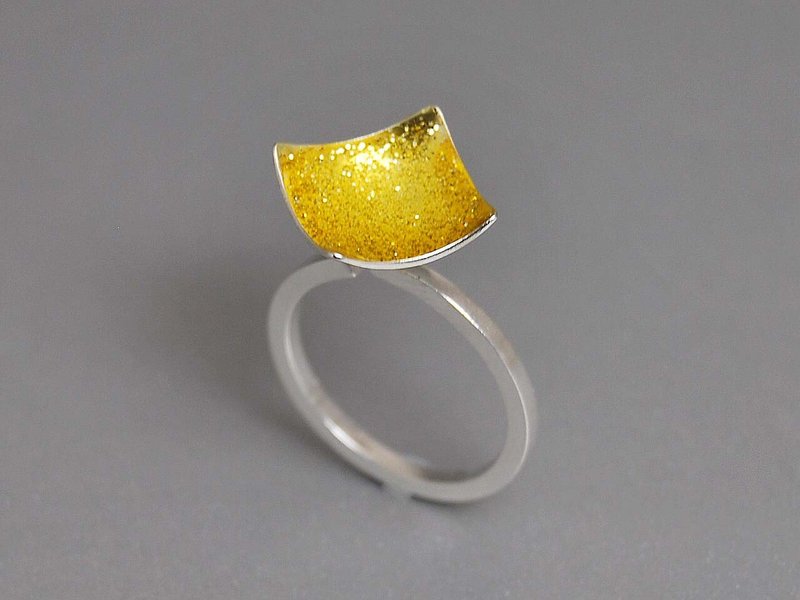 925纯银 搪瓷方形立体棱角可调节戒指 正方形 当代皇冠 混搭必备 简约优雅创意设计情人节生日礼物 | 希腊原创手工饰品 This and That - 戒指 - 其他金属 黄色