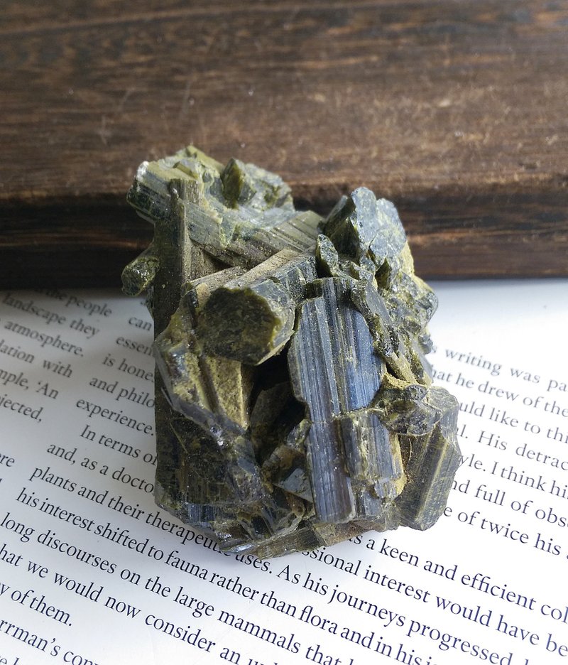 Epidote  马达加斯加产地 绿帘石  天然矿石 原矿 - 摆饰 - 其他材质 