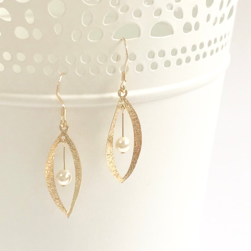 14kgf Dangling Swarovski pearl earring - 耳环/耳夹 - 珍珠 金色