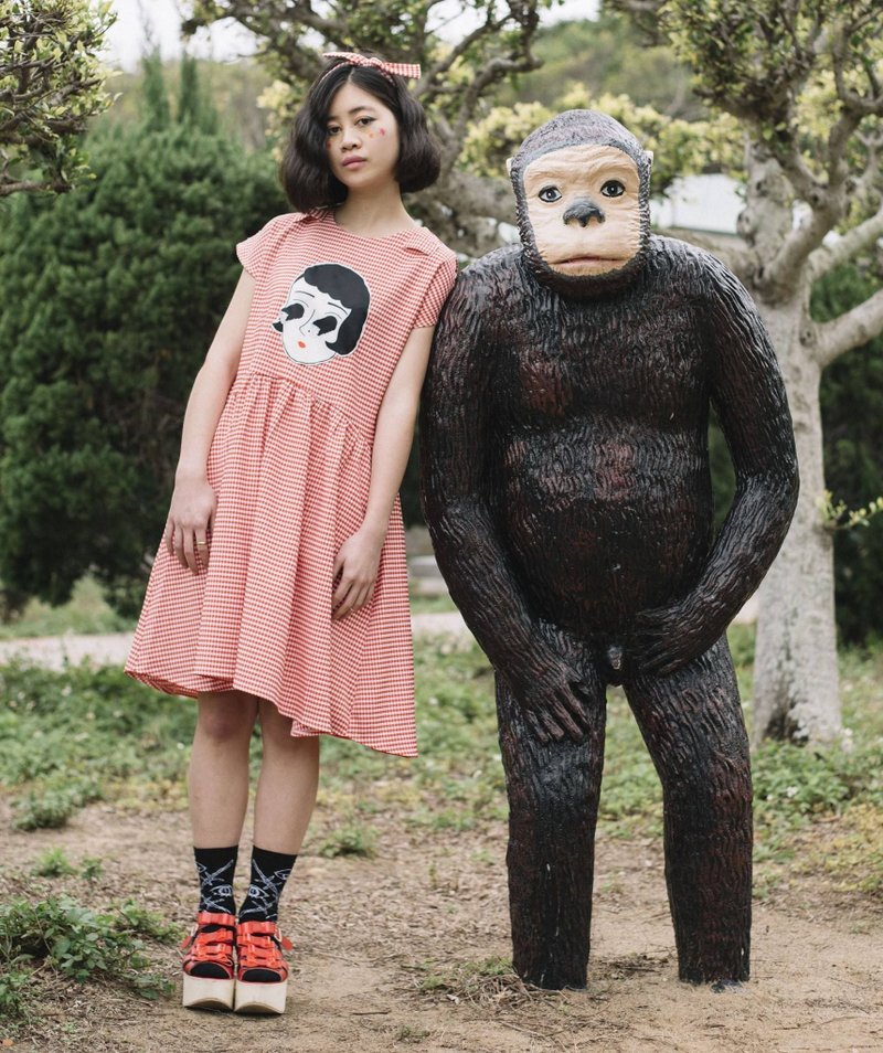 YOUR MOM LIES 2016SS怪物沼泽村 村长 领/发带两用洋装 - 洋装/连衣裙 - 纸 红色