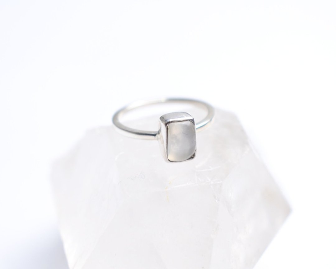 A simple ring of moonstone that harbors the light of the moon - 戒指 - 纯银 白色