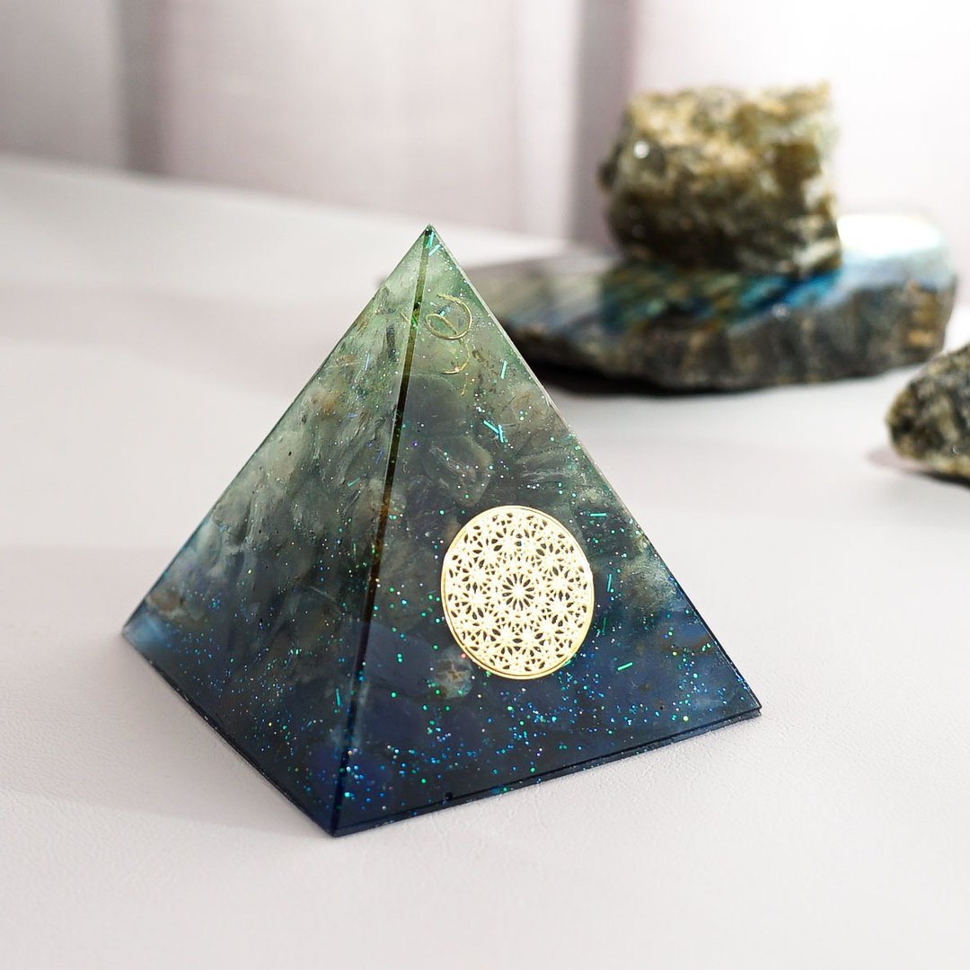 预订【绿发晶、蓝玛瑙】奥根水晶能量金字塔Orgonite 6x6 cm - 摆饰 - 水晶 多色