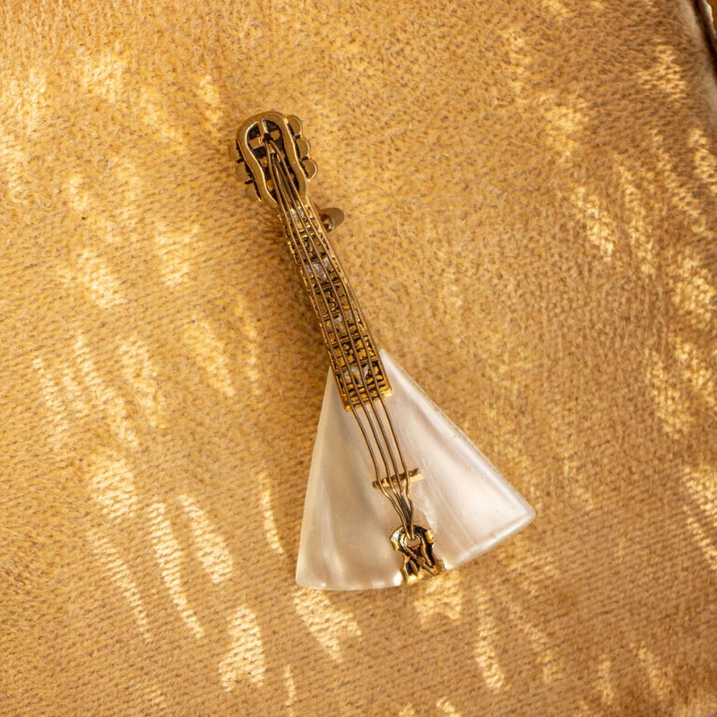 西班牙古董 大马士革工艺 仿母贝吉他造型纹饰胸针 - 胸针 - 其他金属 金色