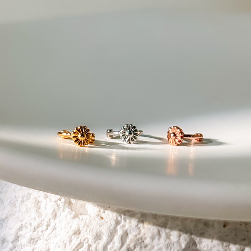 经典款【 一颗小雏菊 】7mm纯银小耳扣 || 独家开版 - 耳环/耳夹 - 纯银 卡其色