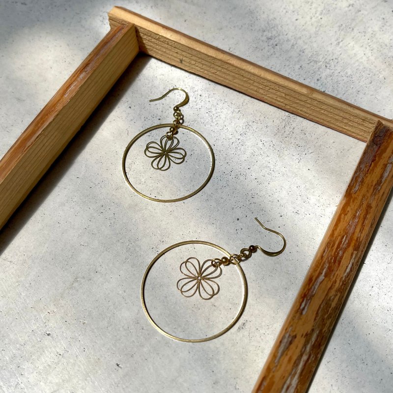 老林杂货 | 黄铜蕾丝花耳环 (针式 / 夹式) - 耳环/耳夹 - 铜/黄铜 金色