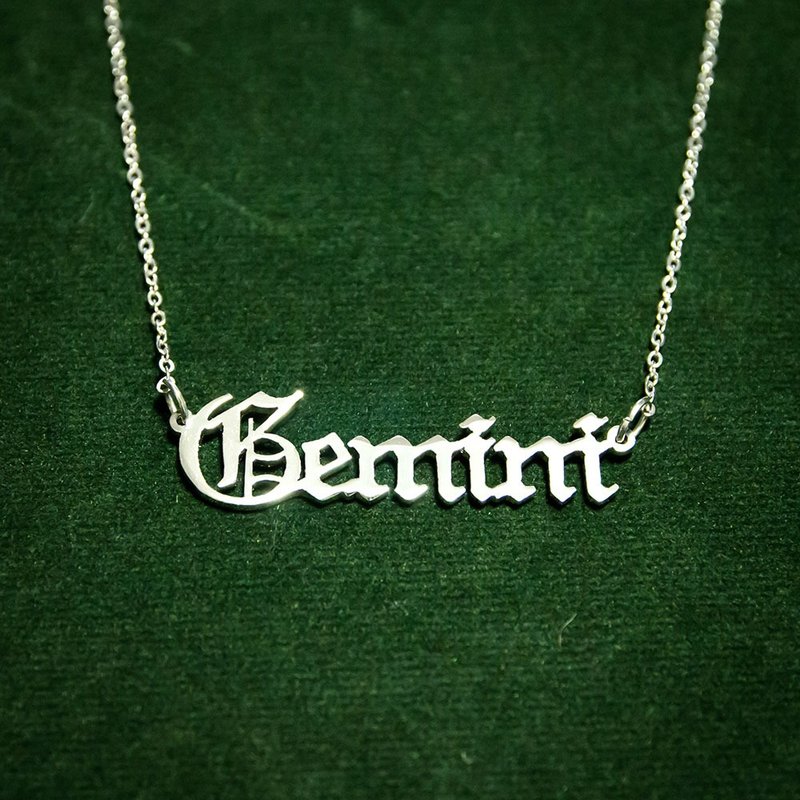 Custom name necklace with Old English font stlye - 项链 - 铜/黄铜 银色