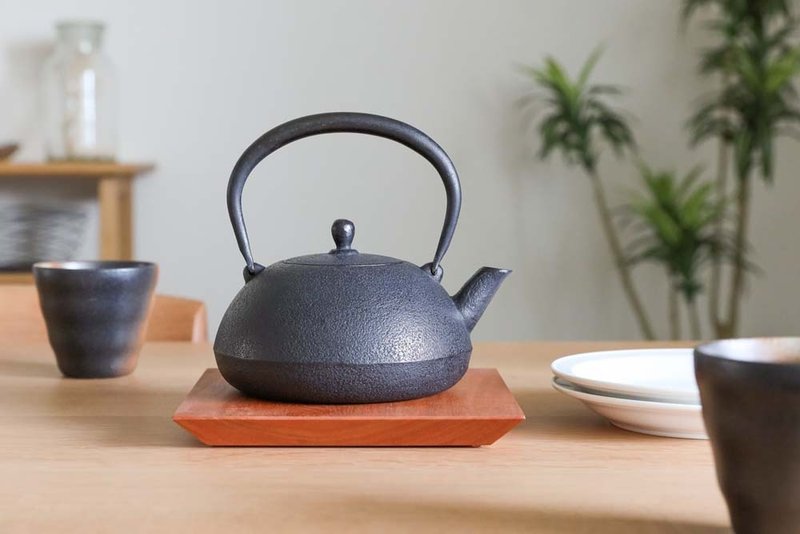 南部铁器 薰山工房 南部铁壶 新坐垫型 肌 传统工艺品 金属 - 茶具/茶杯 - 其他金属 黑色