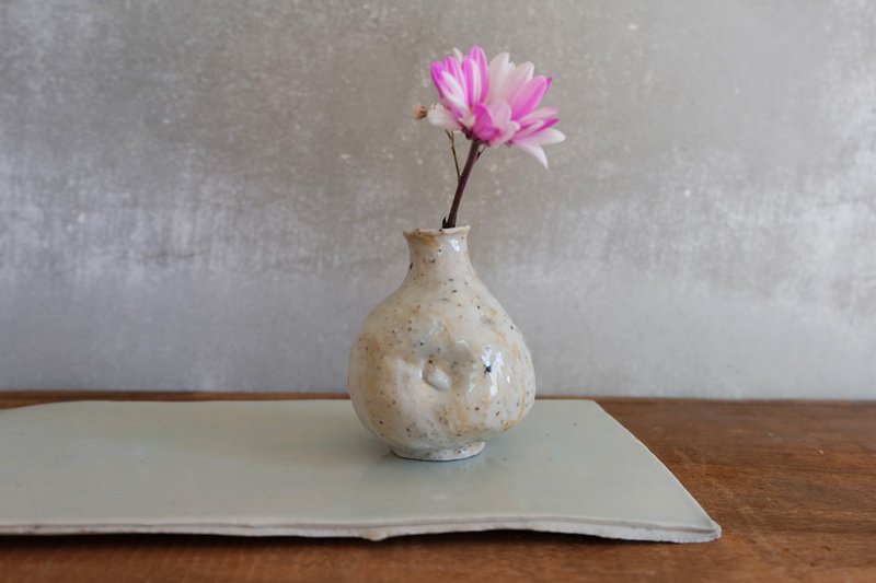 lelecoco . 凯萨沙拉酱 手捏小花器 花瓶 - 花瓶/陶器 - 瓷 白色