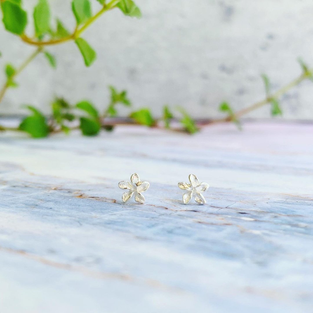 925纯银 / 花系列 - 小鸡蛋花耳针 • 小巧可爱 - 耳环/耳夹 - 纯银 银色