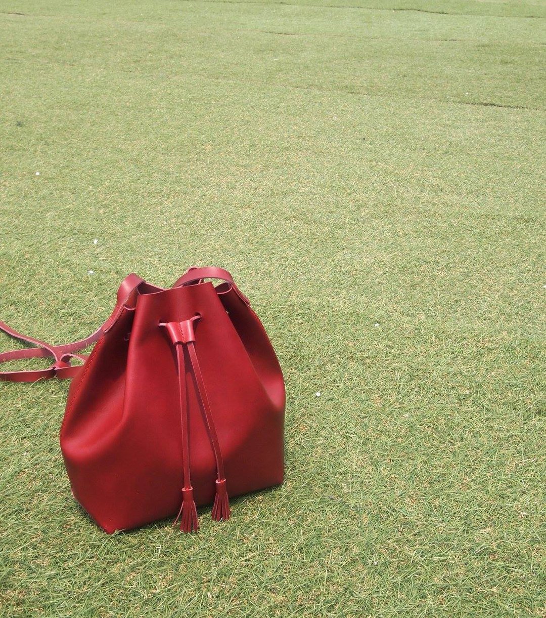 手缝皮革酒红色水桶包 侧背包 by Fabula 定制化 复古 bucket bag - 侧背包/斜挎包 - 真皮 红色