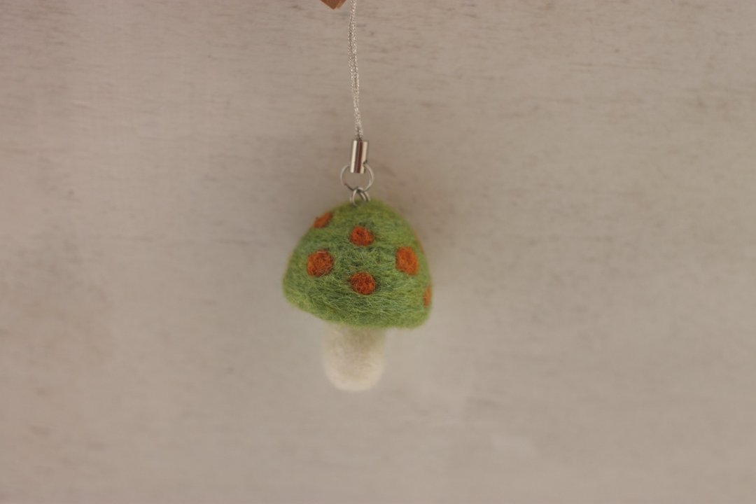 天然植物染蘑菇手机吊饰 草绿色 槐花+蓝染,茜草目前有现货  - 其他 - 羊毛 绿色