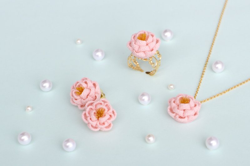Vertical camellia accessories Virgin three-piece set Pink knob work - 耳环/耳夹 - 丝．绢 粉红色