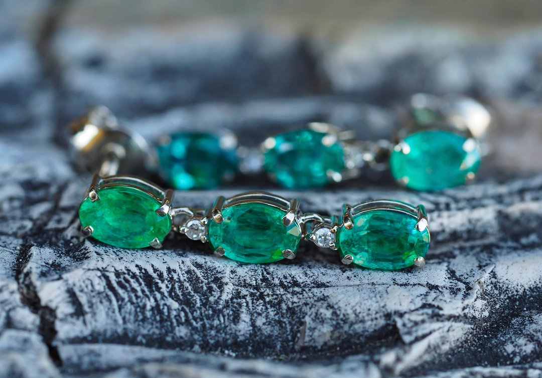 14k gold earrings studs with oval emeralds - 耳环/耳夹 - 贵金属 橘色