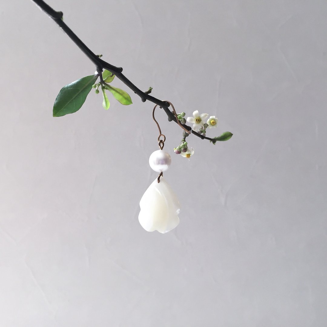 晴天娃娃。贝壳珍珠黄铜耳环 - 耳环/耳夹 - 铜/黄铜 白色