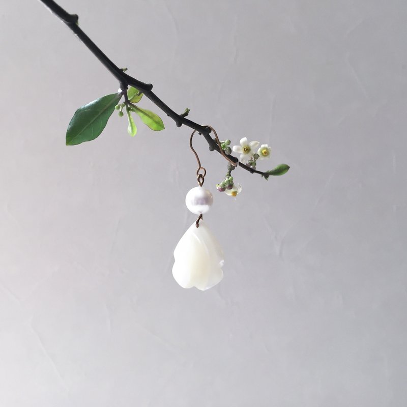晴天娃娃。贝壳珍珠黄铜耳环 - 耳环/耳夹 - 铜/黄铜 白色