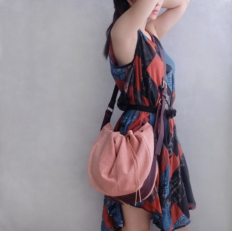 流浪的起点　斜背/侧背　无规则束口包　油蜡牛皮　日本针织棉布　紫红色x浅橘红 - 侧背包/斜挎包 - 棉．麻 红色