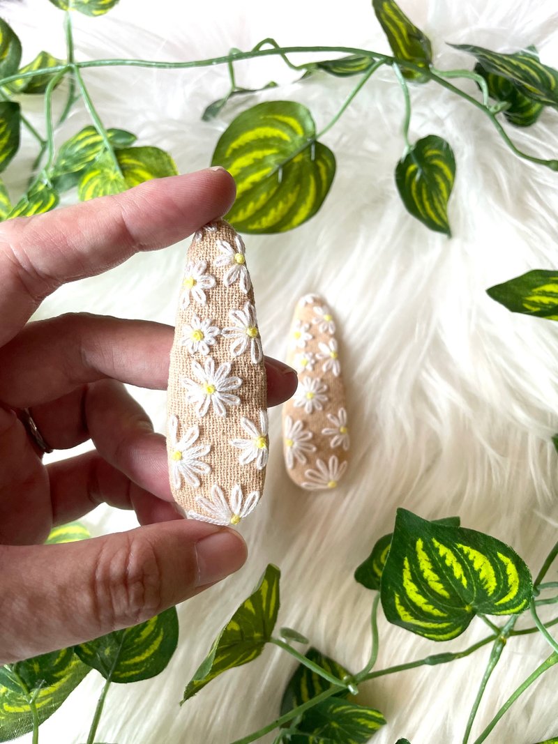 刺繡雛菊髮夾 2 件套 可愛柔和刺繡髮夾 - 发饰 - 棉．麻 白色