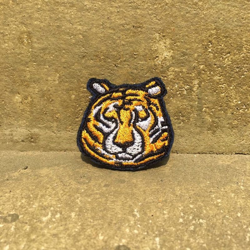 厚厚的刺绣别针-老虎.猫咪.天鹅 - 胸针 - 棉．麻 橘色