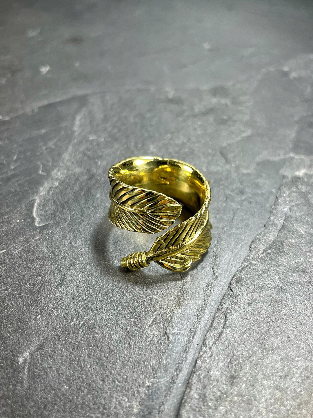 Minimal Feather Ring in Brass. - 戒指 - 其他金属 