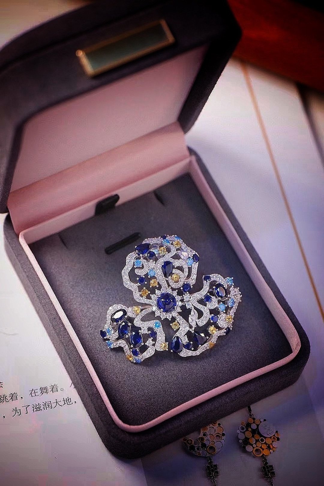 【港澳限定】贵妇欧美璀璨仿蓝宝花朵顶级锆石全纯银别针大胸针 - 胸针 - 纯银 银色