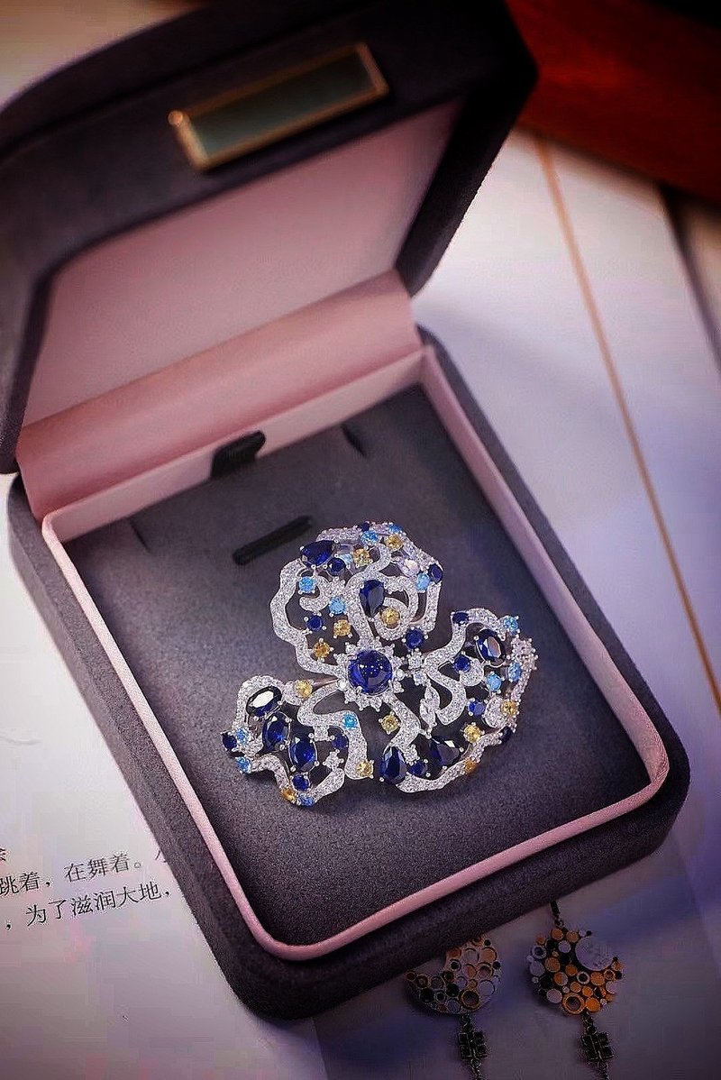 【港澳限定】贵妇欧美璀璨仿蓝宝花朵顶级锆石全纯银别针大胸针 - 胸针 - 纯银 银色