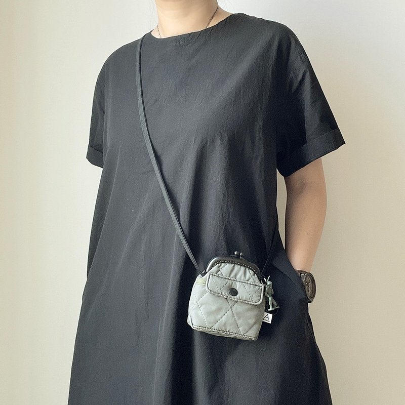 空气感衍缝铺棉塑胶口金迷你斜背包/零钱包/军绿/米白 - 侧背包/斜挎包 - 其他材质 绿色