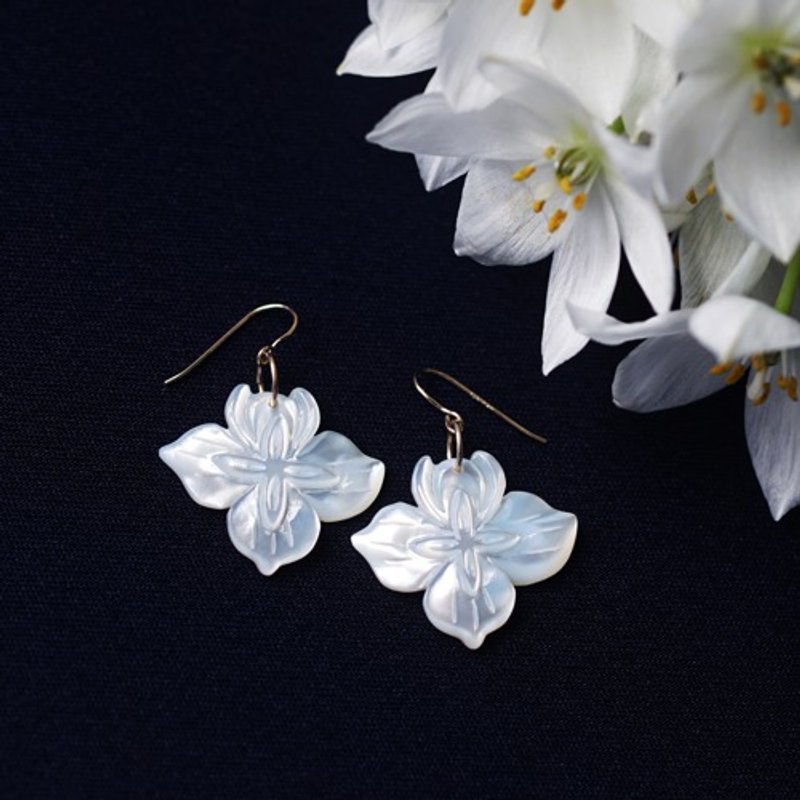 Iris flower lover hook earrings made of carved white pearl shell - 耳环/耳夹 - 宝石 白色
