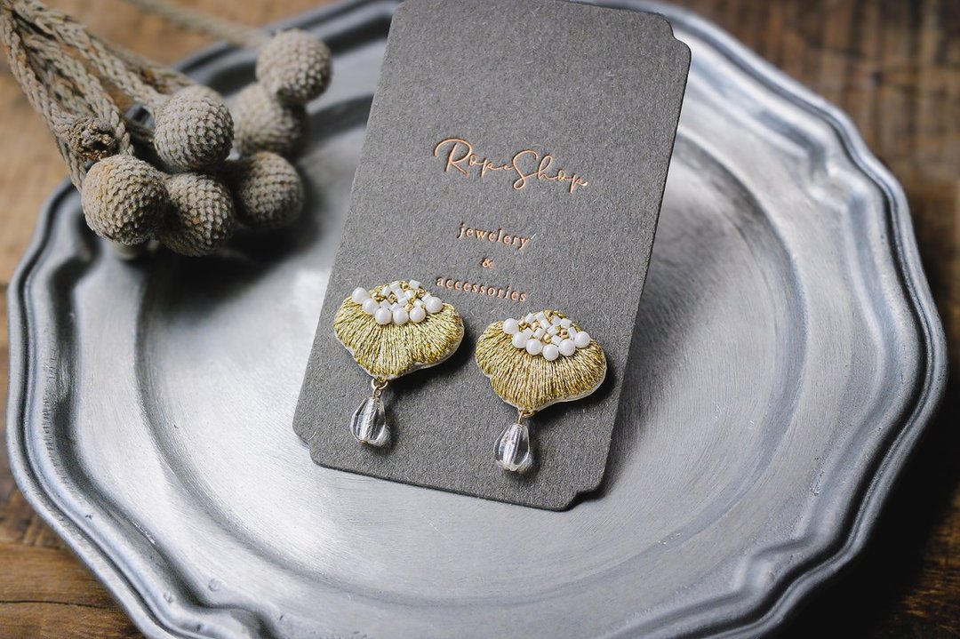 ROPEshop 之【莳光花语】刺绣耳饰。金色 - 耳环/耳夹 - 绣线 金色