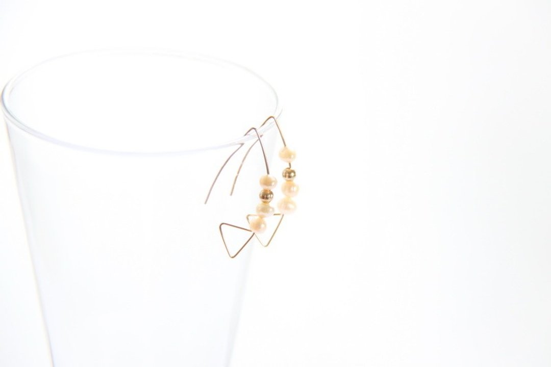 极简珍珠耳环 / Pearl wire earring. X'mas.  礼物. 圣诞节. 季节限定. 交换礼物.生日礼物.纪念日.情人节礼物.母亲节礼物.圣诞节礼物.个性化.定制化.极简几何 - 耳环/耳夹 - 宝石 白色