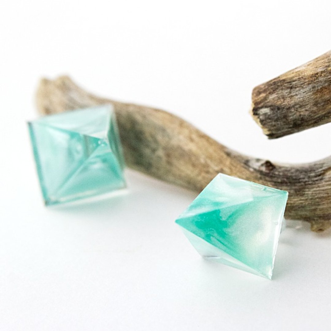 Acute angle pyramid earrings (Ojira Baikaru) - 耳环/耳夹 - 其他材质 绿色
