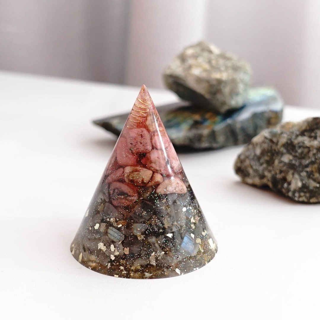 预订【蔷薇石、灰月光石】奥根水晶能量塔Orgonite 6 cm - 摆饰 - 水晶 粉红色