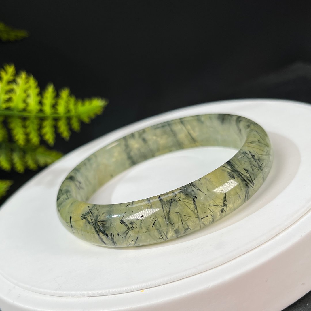 葡萄石共生黑发晶手镯64MM 半透荧光星光绿色宝石手环 增强信心 - 手链/手环 - 宝石 绿色