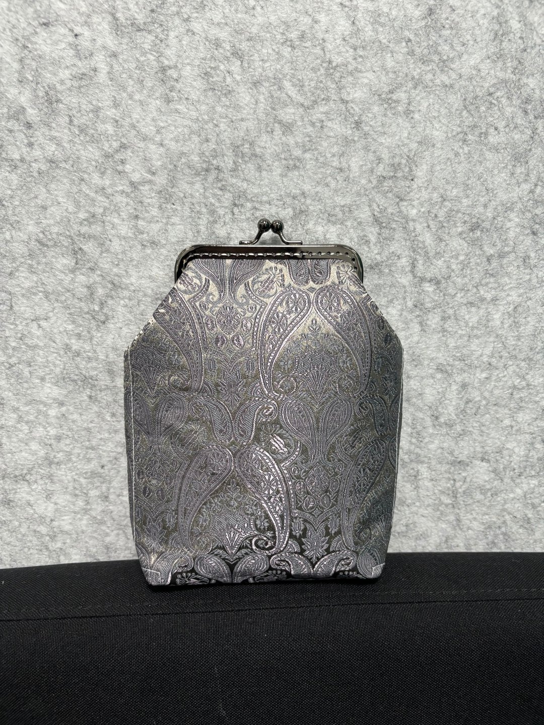 MBC 人手制 织锦腰果花 10cm 方形框 口金包 深灰色 - 侧背包/斜挎包 - 棉 灰色