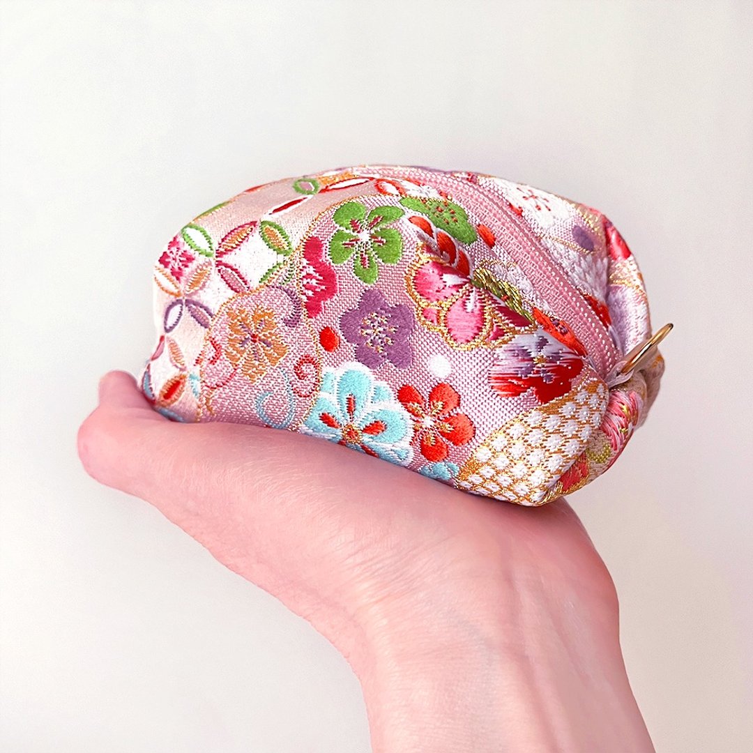 Pouch with Japanese traditional pattern, Kimono (Small) - Gold Brocade - 化妆包/杂物包 - 其他材质 粉红色