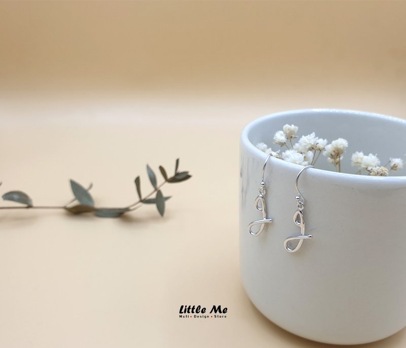 简约银色字母耳环礼物送给她 Little Me Jewelry - 耳环/耳夹 - 纯银 银色