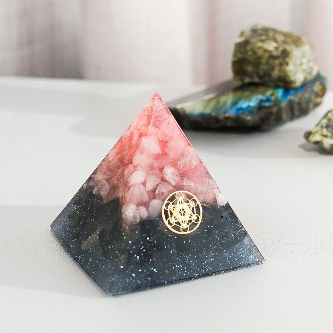 预订【粉晶、金曜石】奥根水晶能量金字塔Orgonite 6x6 cm - 摆饰 - 水晶 多色