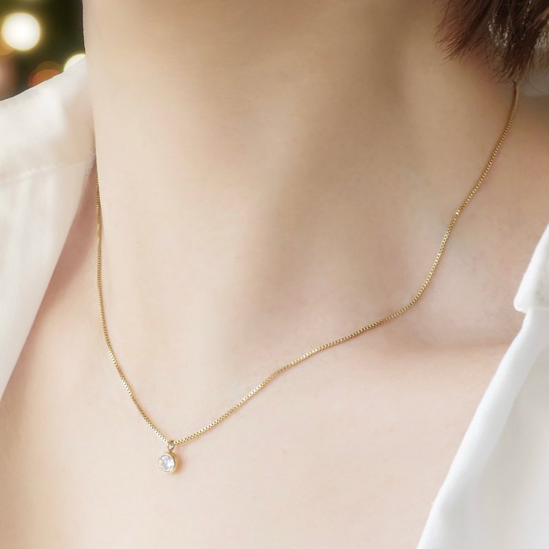 【贴近肌肤的珠宝】14KGF 单钻锆石方形链颈链 圣诞礼物 抗过敏 也适合叠戴 - 项链 - 其他金属 金色