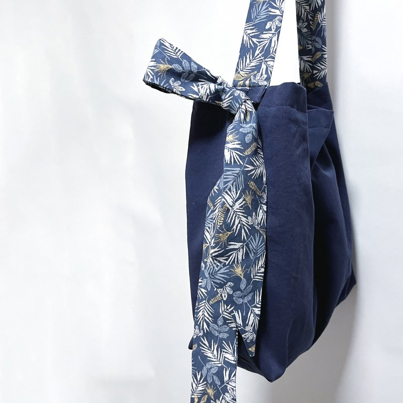 宝猪姐手工//蝴蝶结布艺肩袋(深蓝色拼深蓝色花纹布) - 侧背包/斜挎包 - 棉．麻 蓝色