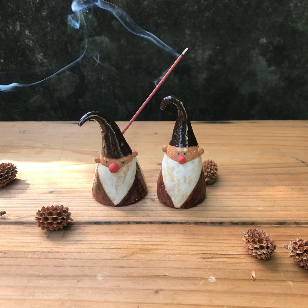 大地色的圣诞/线香座 竹土石山 自然派的老公公 咖啡口味 巧克力 - 蜡烛/烛台 - 陶 咖啡色