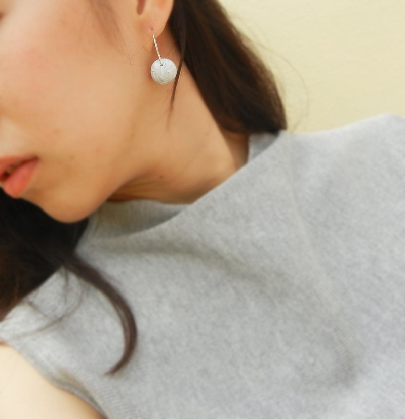 *coucoubird*墨纹白色穿心耳环 - 耳环/耳夹 - 粘土 白色